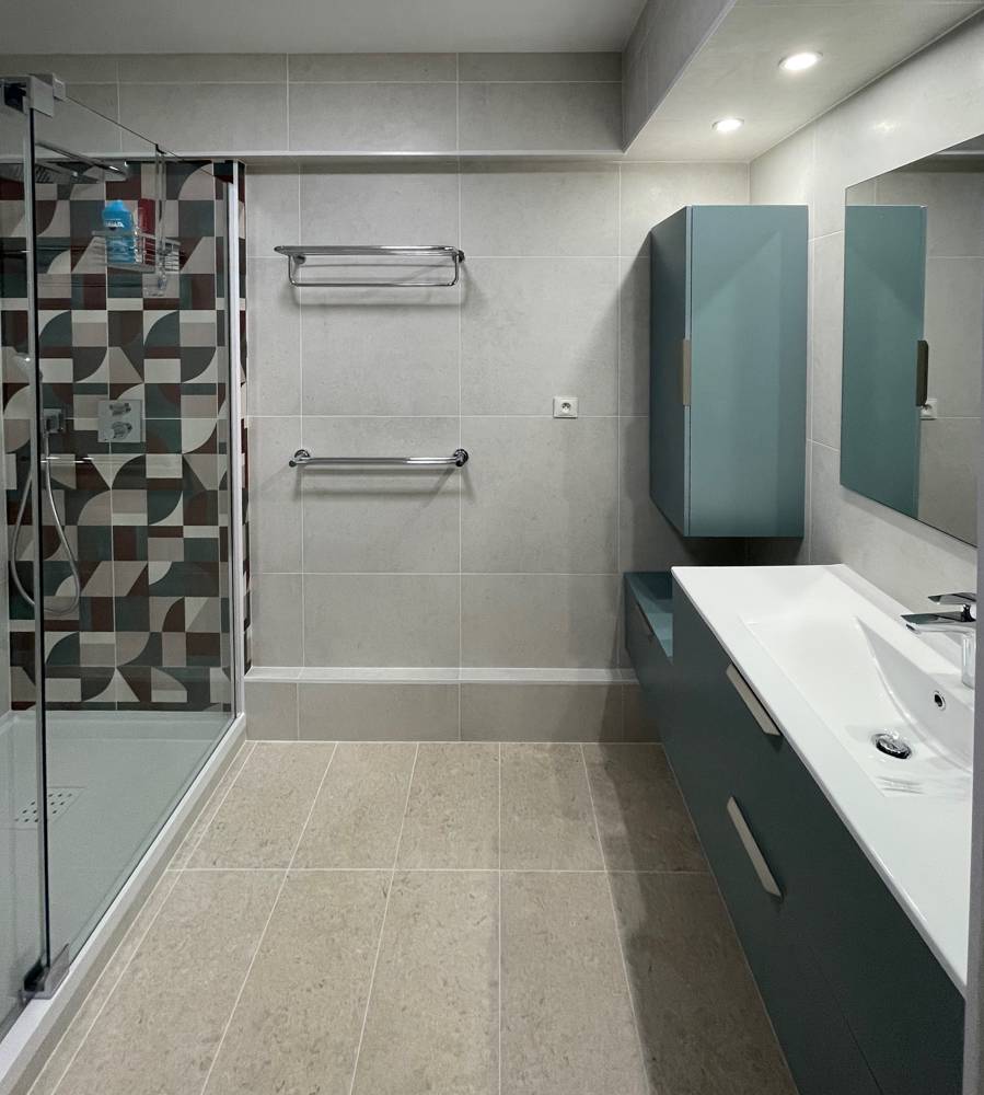 Rénovation de salle de bain PMR moderne dans un petit espace Levallois-Perret 92300