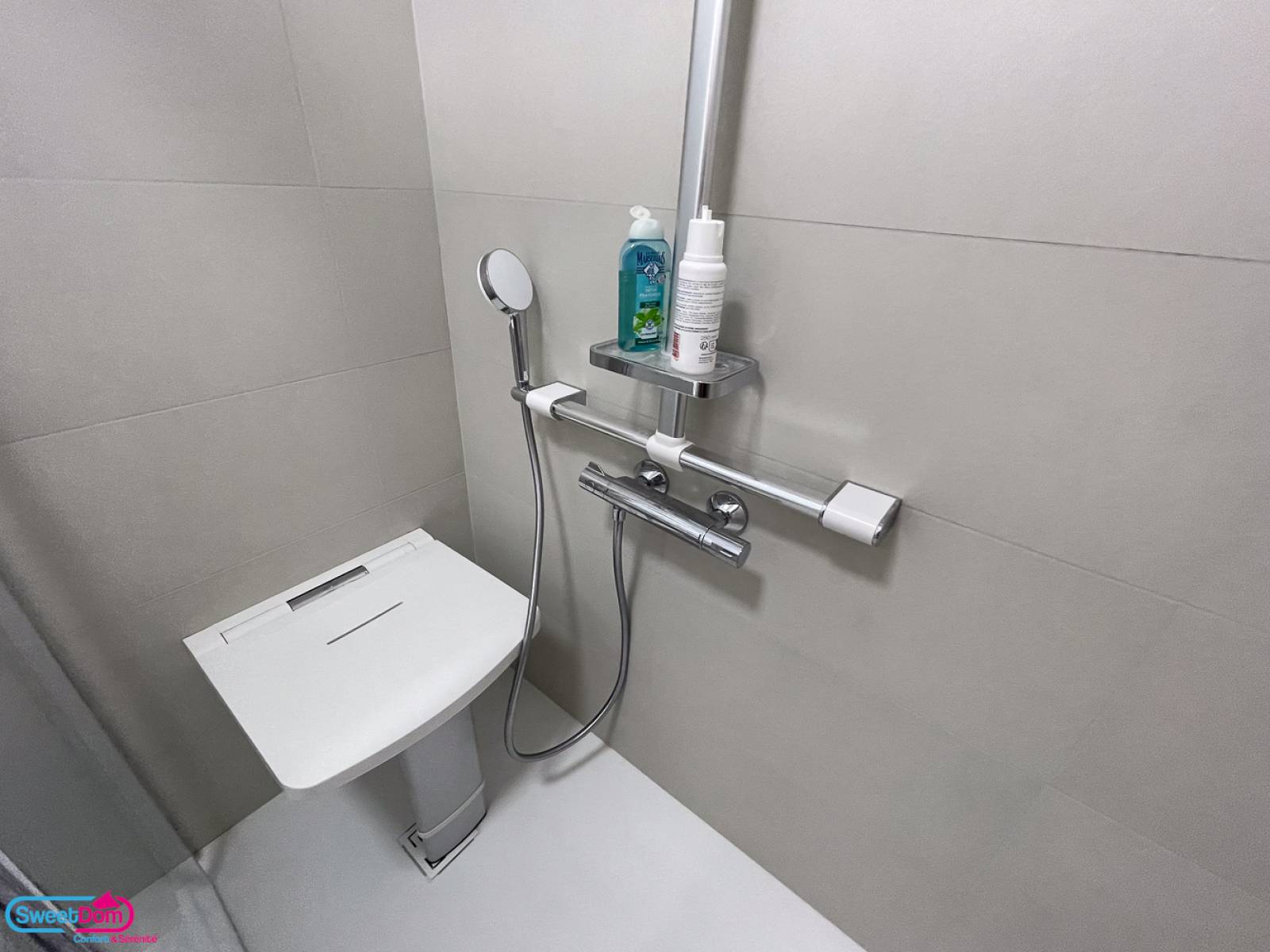 Equiper sa douche avec une barre d'appui en T et un siège de douche rabattable à Aubervilliers (93300)