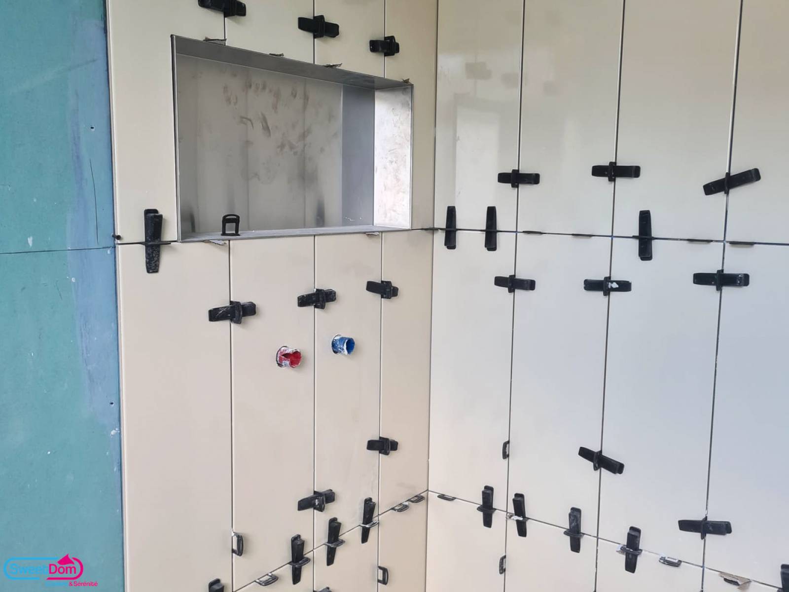 Poser du carrelage dans la douche et un niche en inox encastrée à Arcueil (94110)