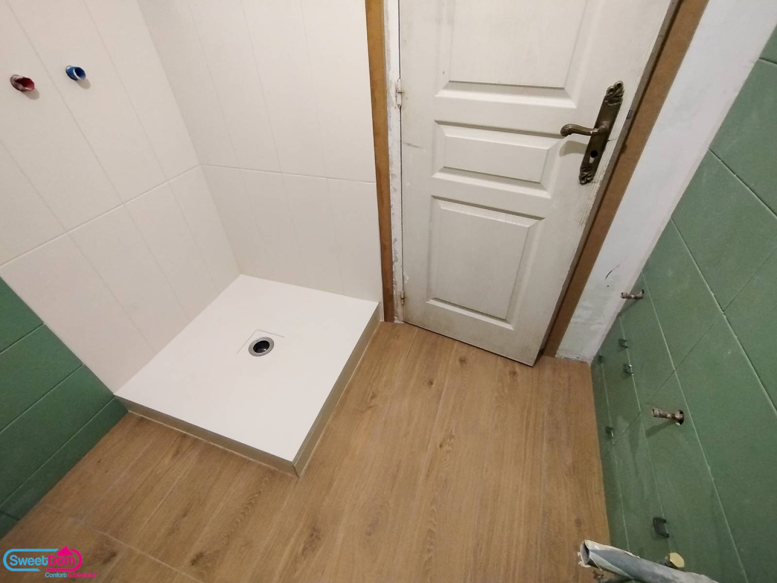 Installer un carrelage de sol antidérapant et effet bois dans la salle de douche à Arcueil (94110)