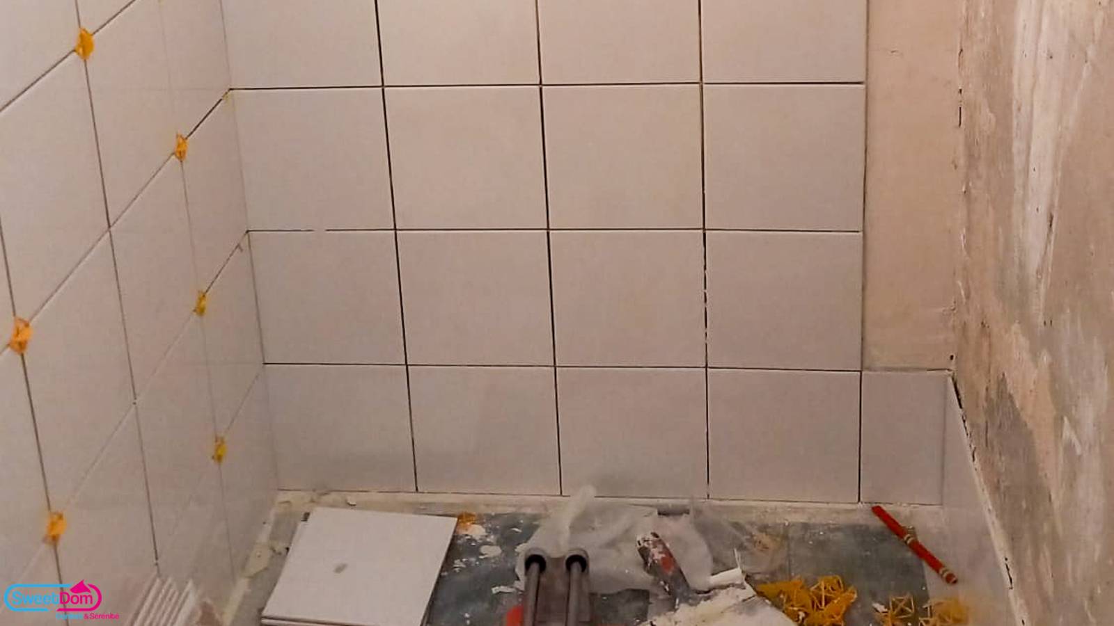 Installer un carrelage neutre et épuré dans la douche à Boulogne-Billancourt (92100)