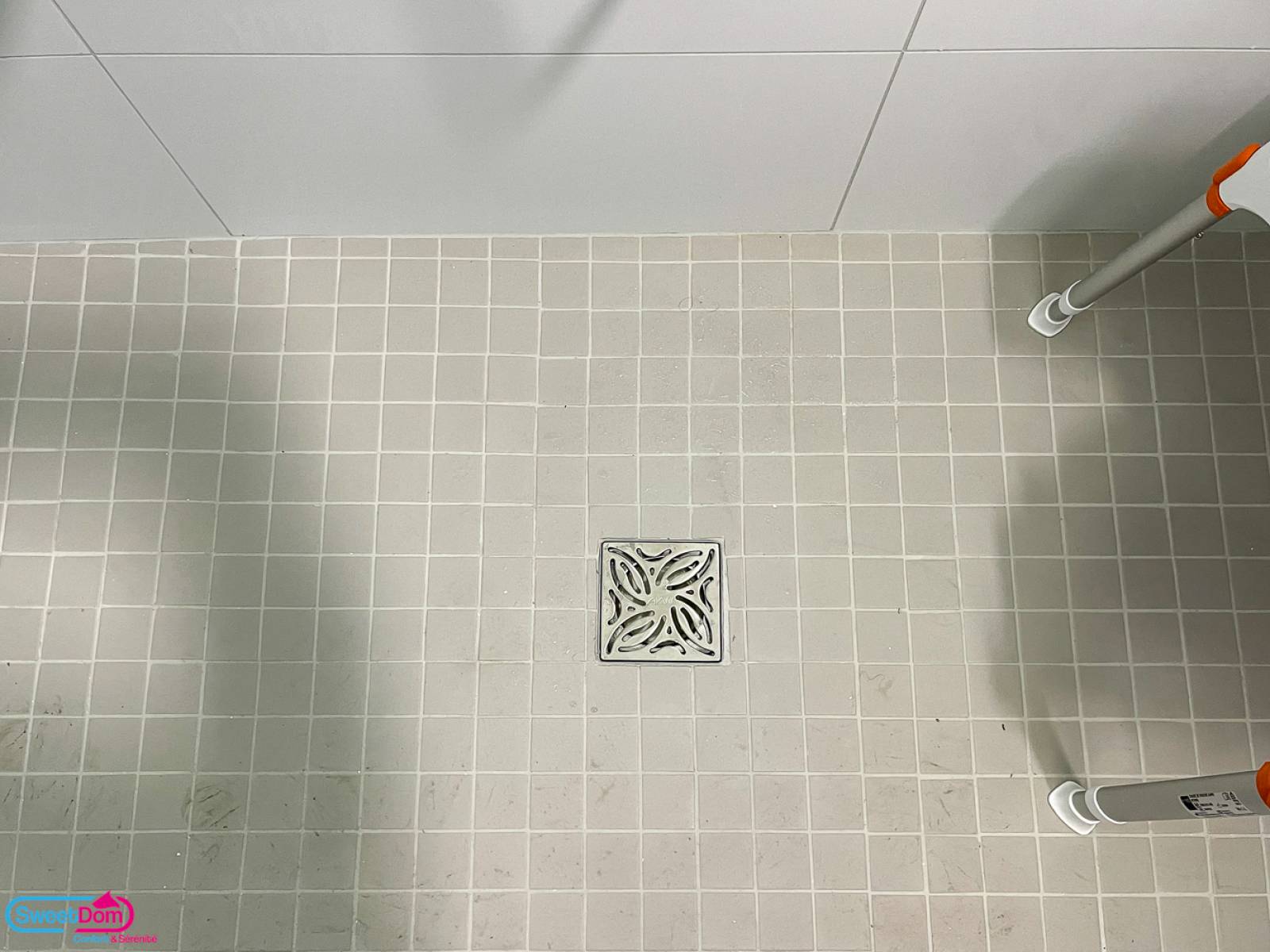 Rénover une petite douche à l'italienne avec un carrelage de sol gris à Saint-Ouen-sur-Seine (93400)