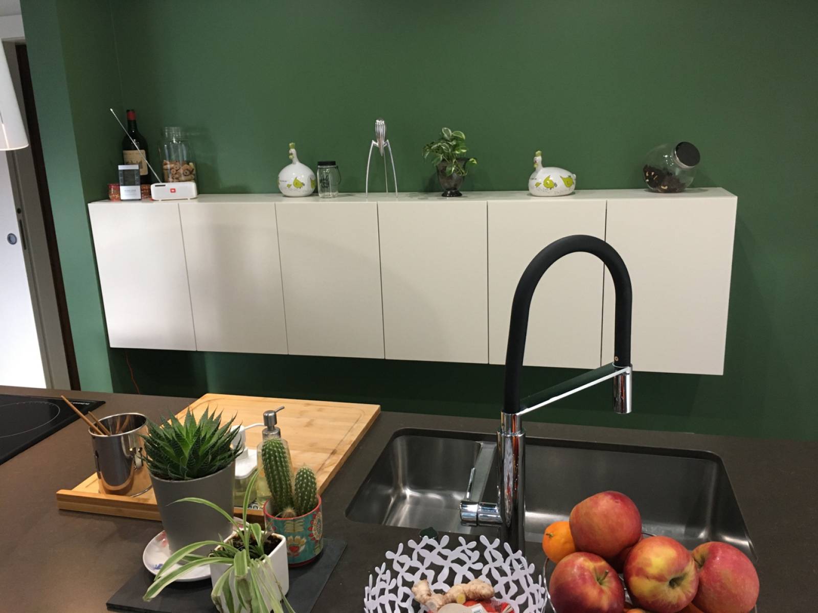 Îlot central et meubles suspendus dans la cuisine (78400)