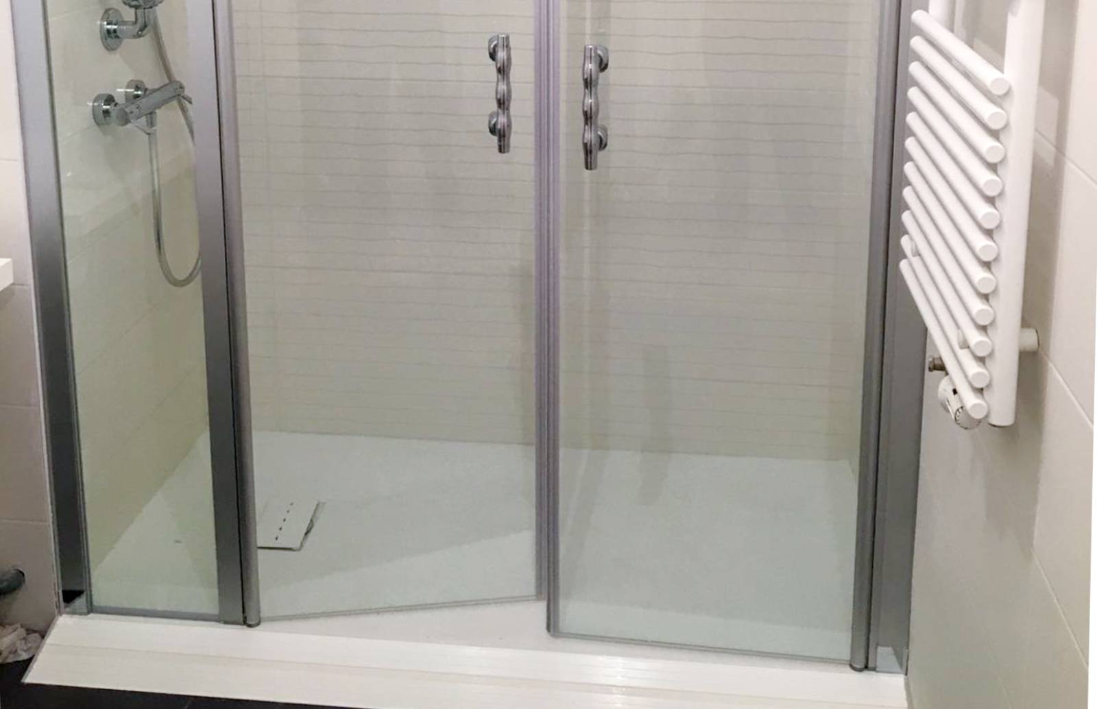 Nouvelle douche adaptée avec 2 portes battantes (75016)