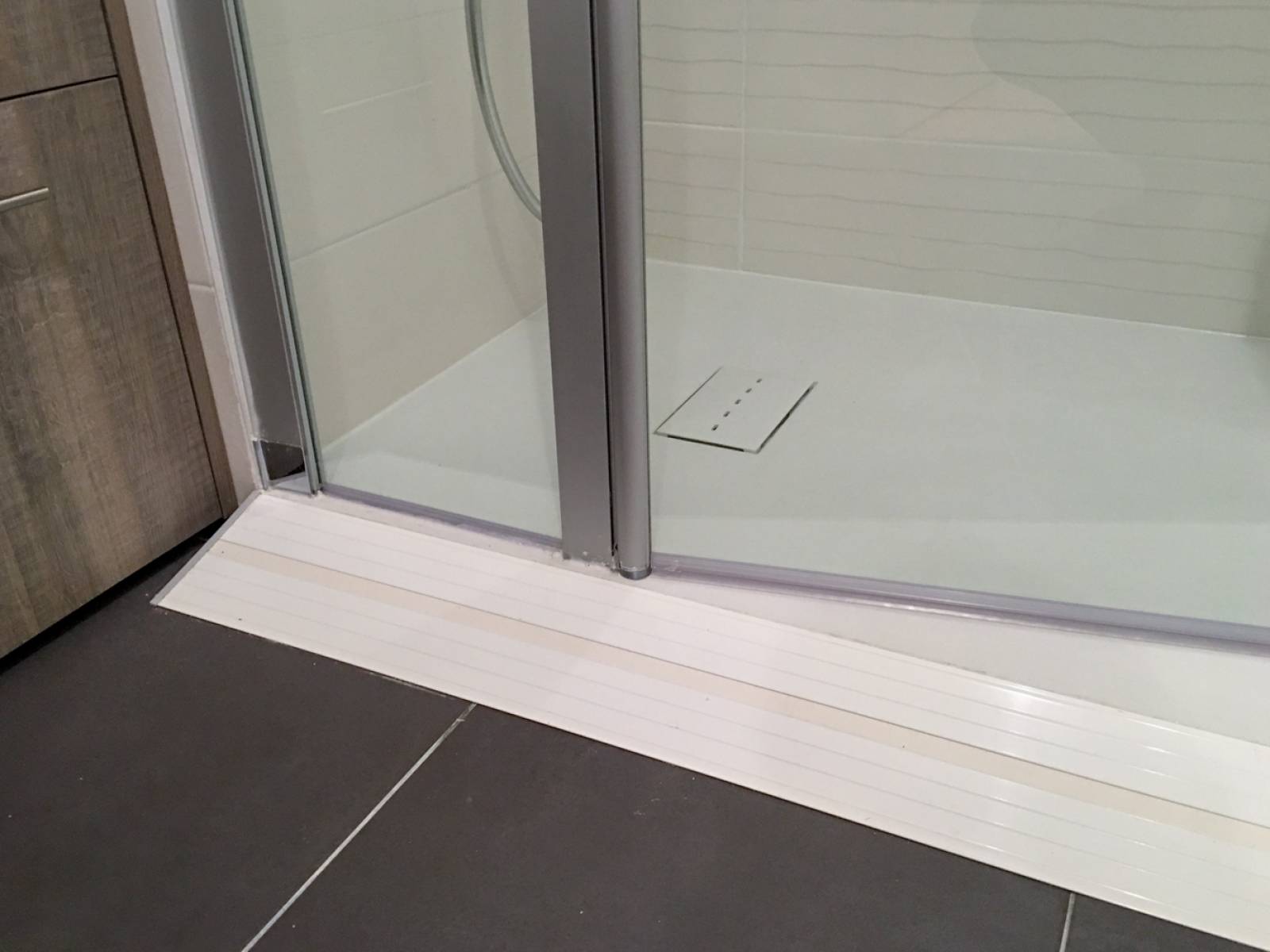 Rampe d'accès de la douche adaptée (75016)