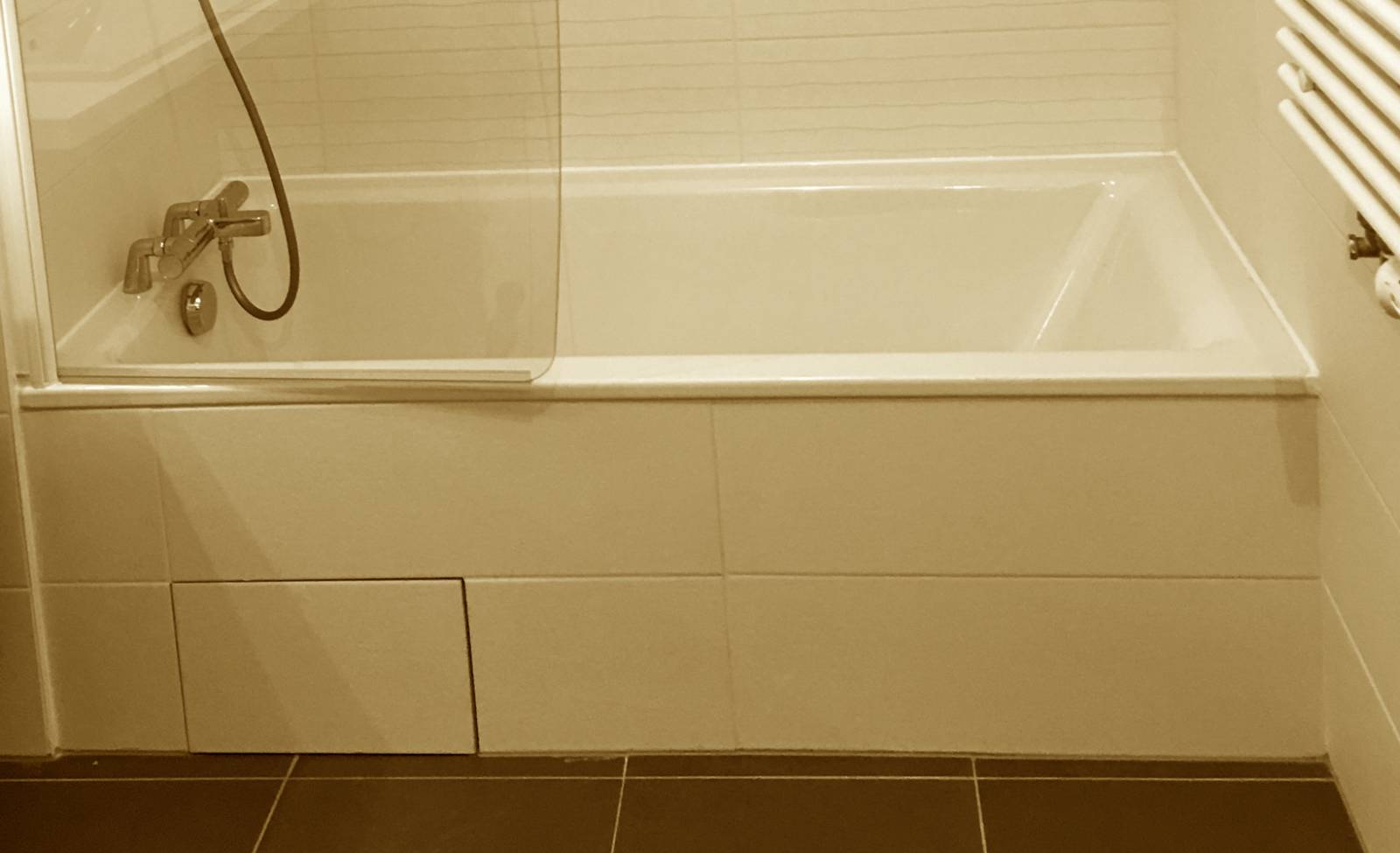 Ancienne salle de bains avec baignoire (75016)