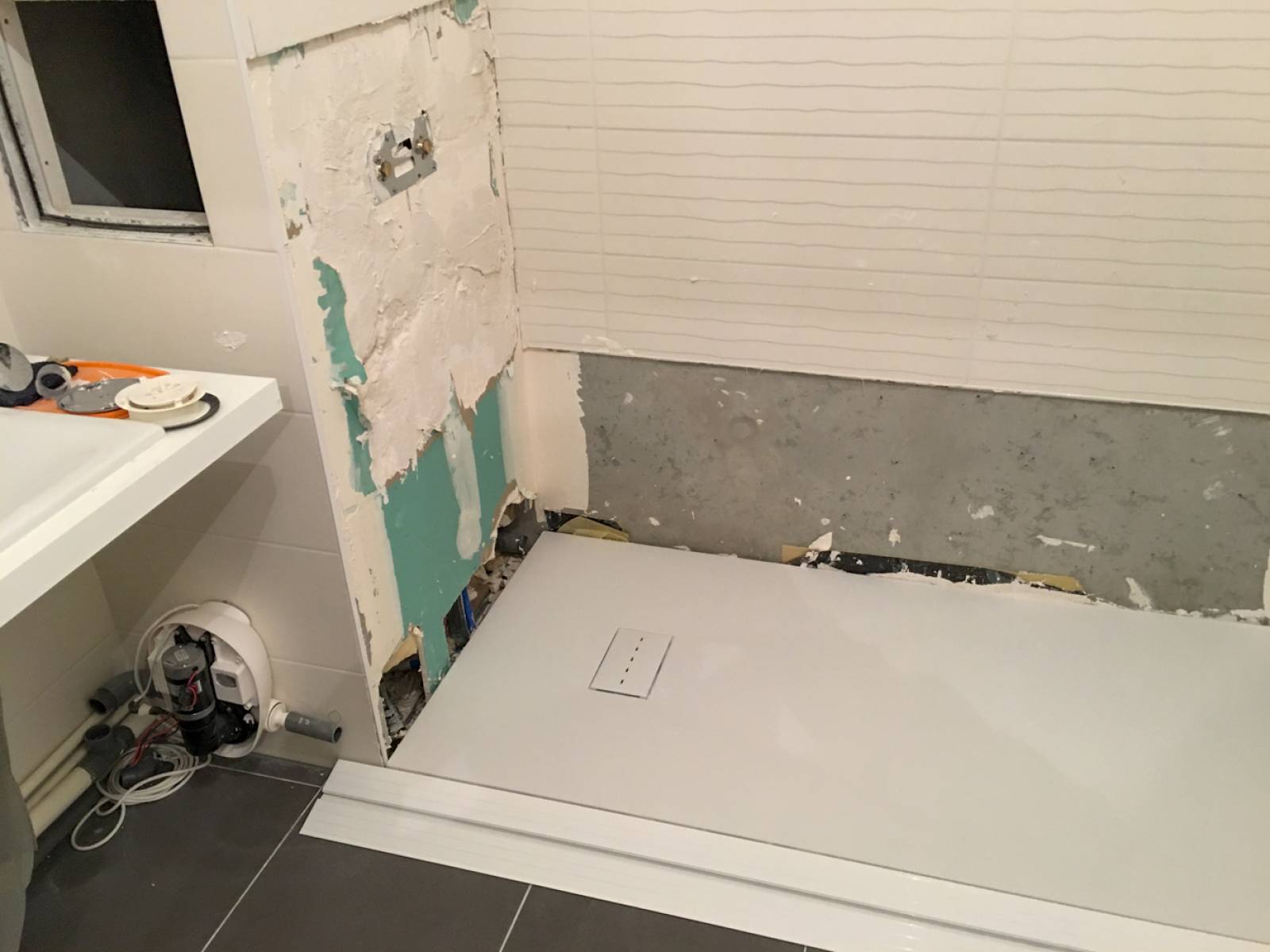 Chantier, mise en place du receveur et d'une rampe d'accès (75016)