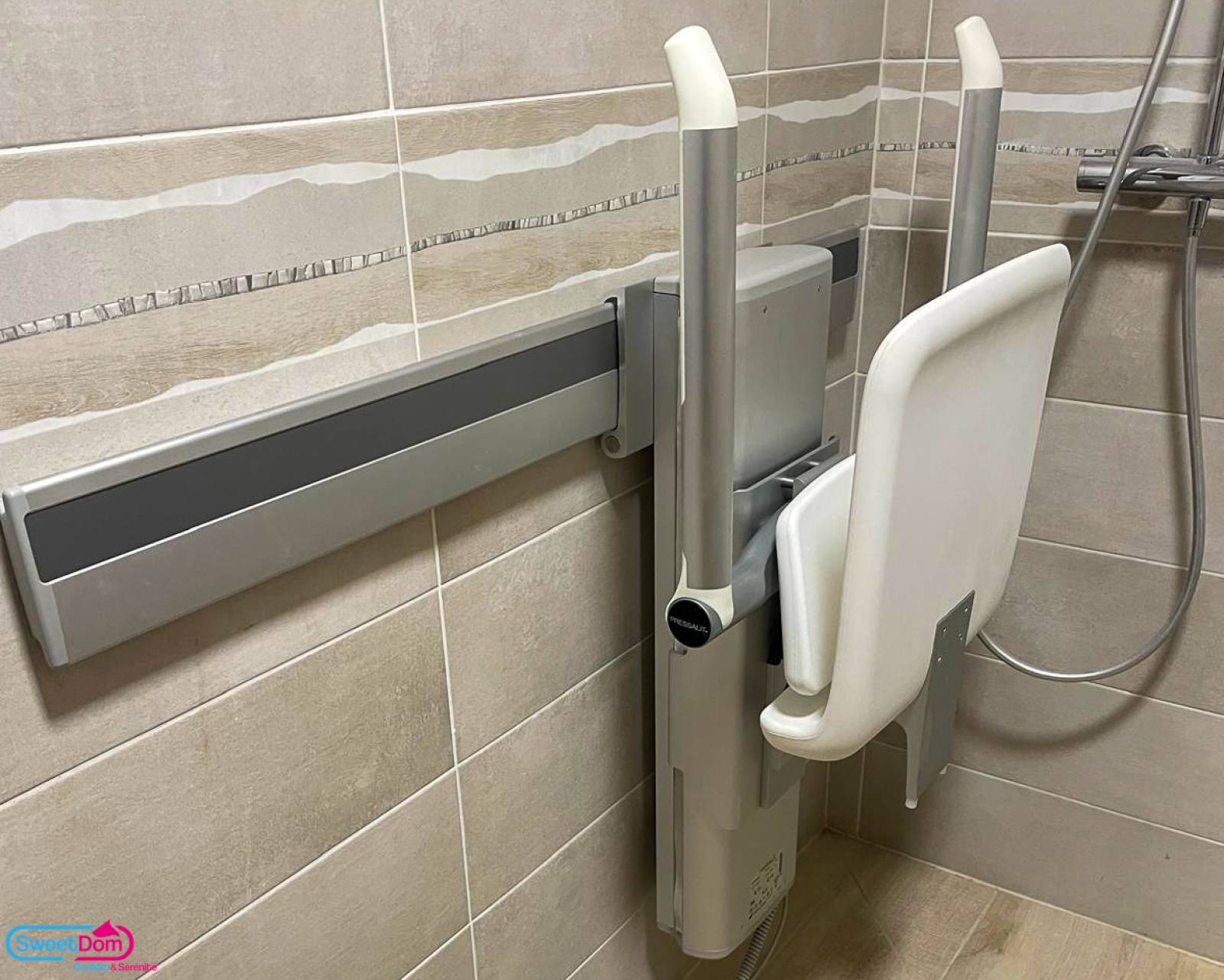 Siège de douche Pressalit relevable électriquement replié