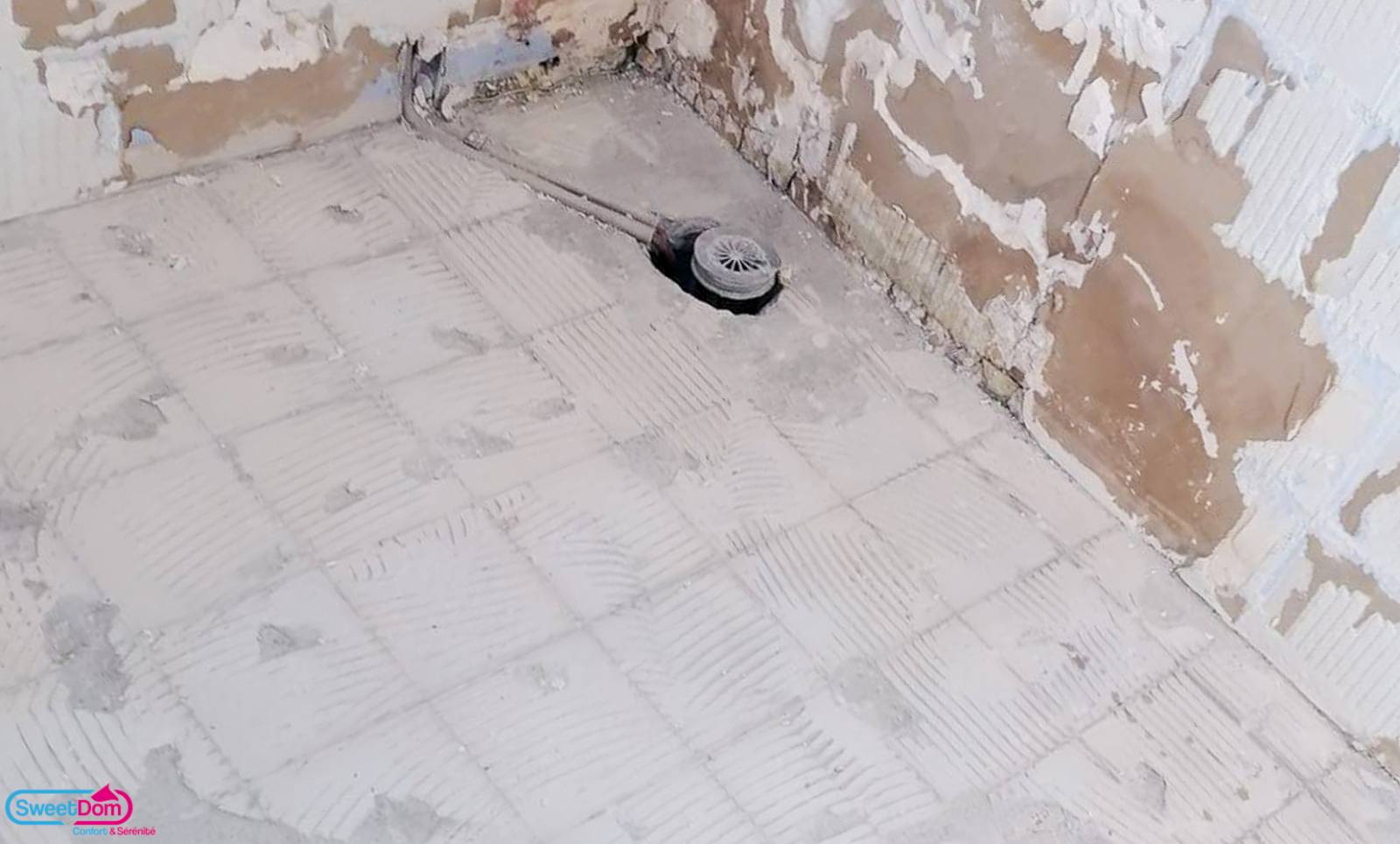 Déposer le carrelage de sol de la salle d'eau pour pouvoir aménager à Boulogne-Billancourt (92)