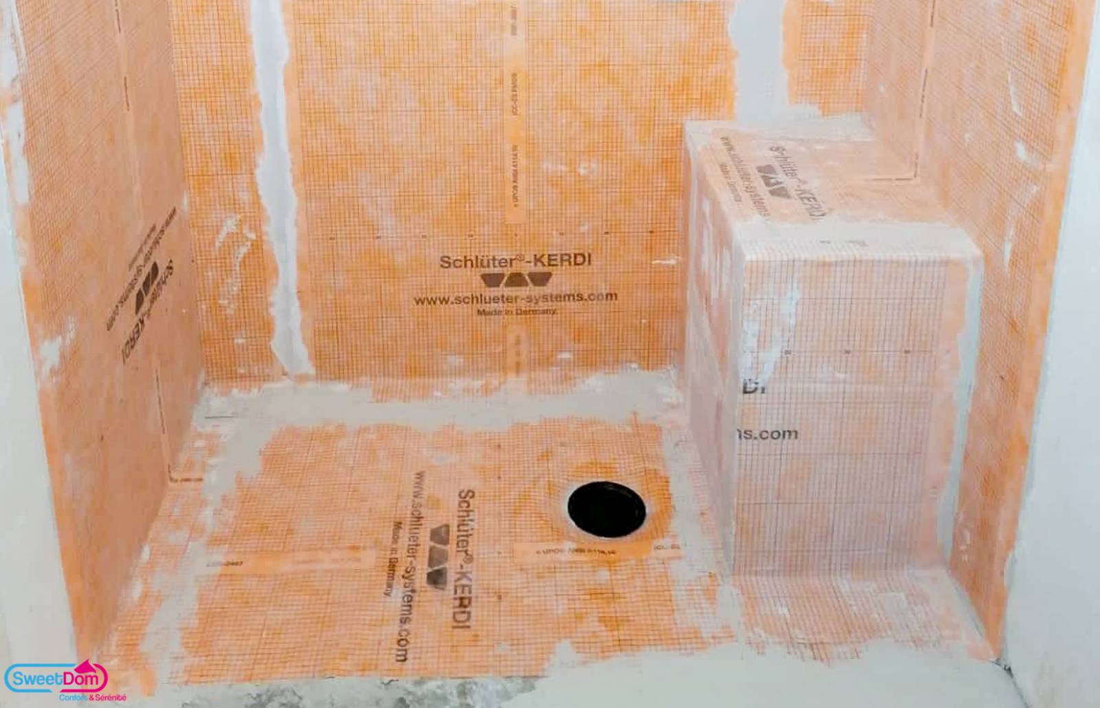 Création de l'espace douche à l'italienne avec un banc à Boulogne-Billancourt (92)