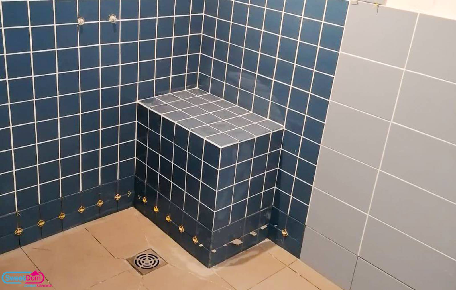 Carreler un banc dans une douche à l'italienne à Boulogne-Billancourt (92)
