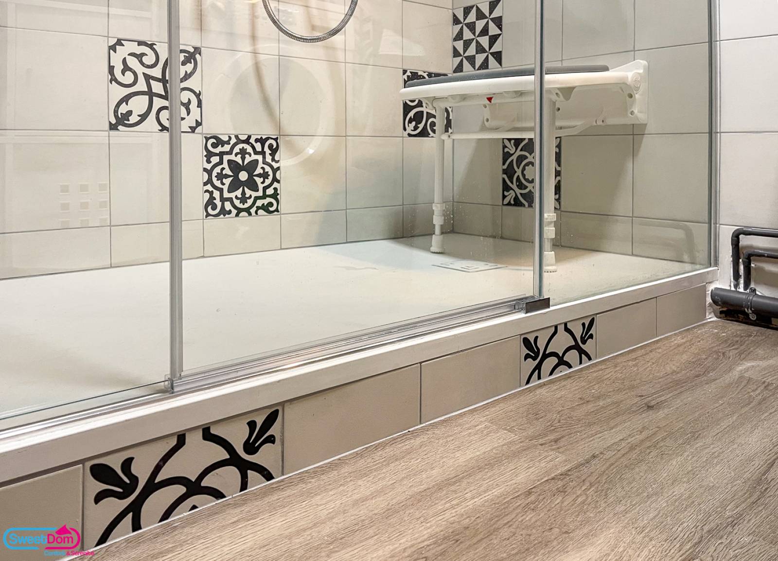 Enjamber une faible hauteur pour entrer dans la douche à Montreuil (93100)