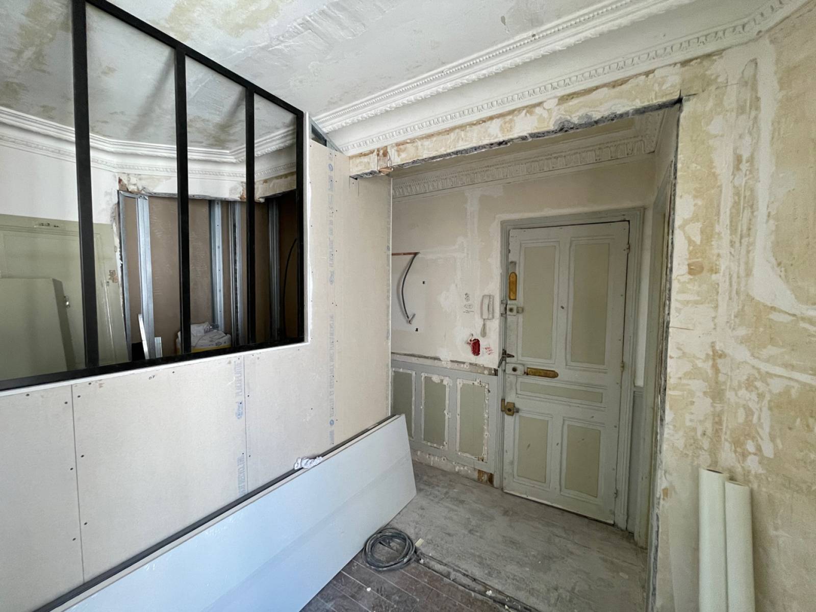 Ouverture d'un mur porteur pour agrandir l'entrée de l'appartement (75015)