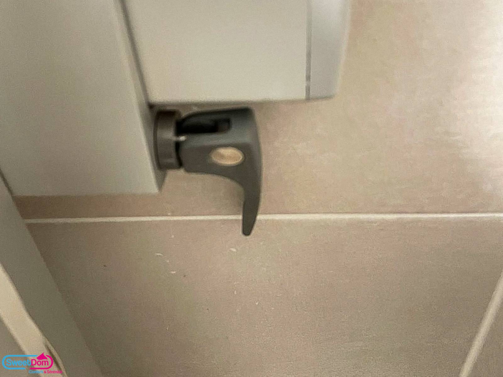 Sécurité et design avec le siège Pressalit dans la douche à Vincennes (94300)