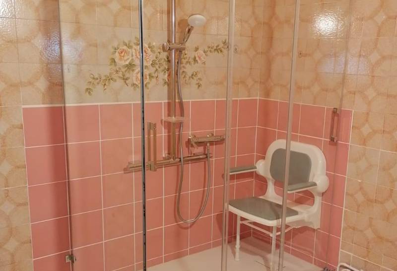 Douche adaptée avec carrelage mural conservé en partie, Arcueil (94)