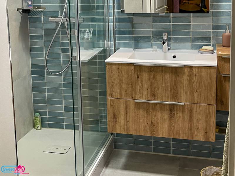 Embellir sa salle de bains, meuble en bois et carrelage bleu à Neuilly Plaisance (93360)