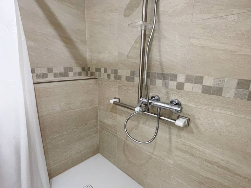 Douche adaptée avec barre d'appui (75013)
