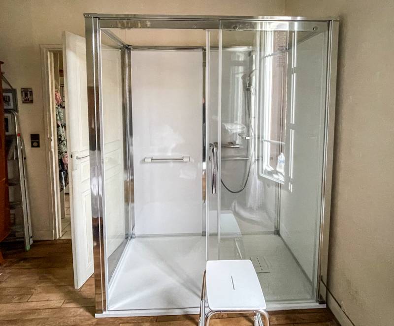 Installation d'une cabine de douche dans une chambre (92036)