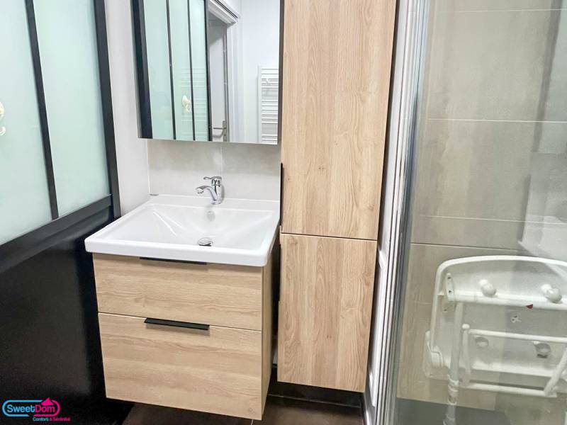 Installer un nouveau meuble vasque et une colonne de rangement dans une salle de bains à Paris 12ème arrondissement (75012)