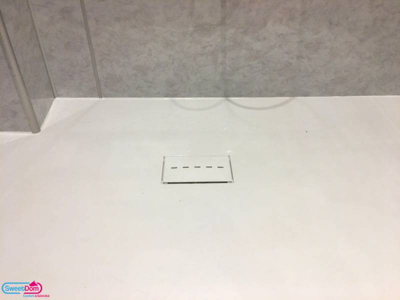 Installer une grande douche avec un receveur blanc à Montrouge (92120)