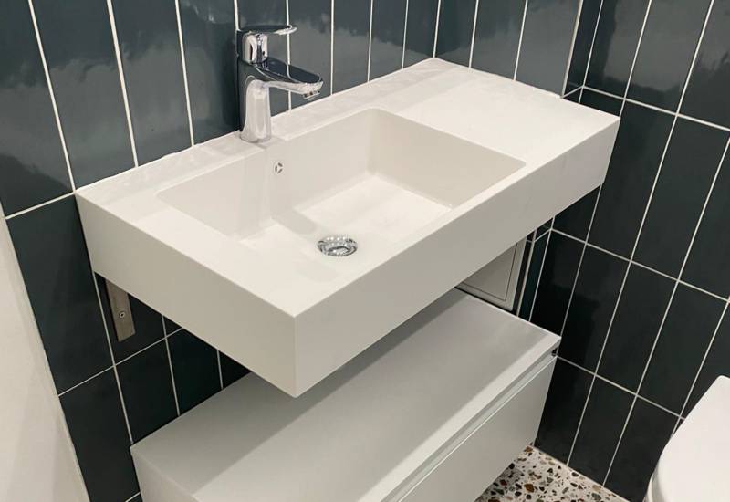 Vasque en Corian® sur-mesure avec meuble suspendu (75015)