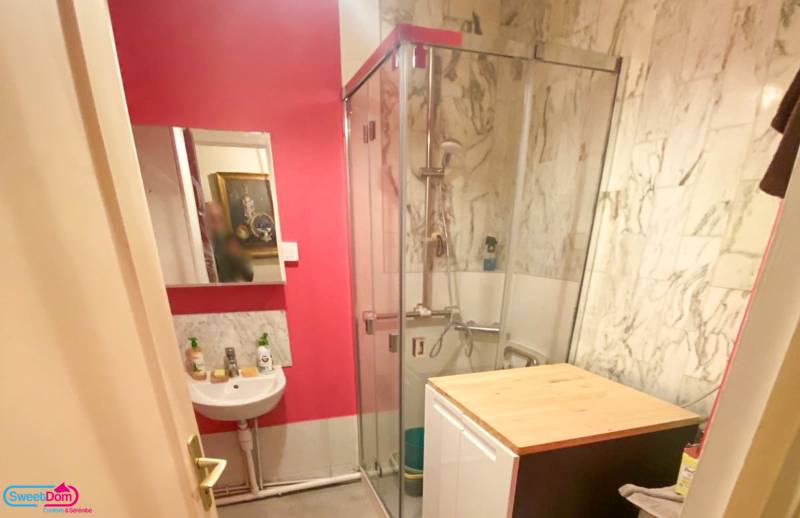 Dans la salle d’eau, agrandir la douche et réduire sa hauteur à Paris 9ème (75009)