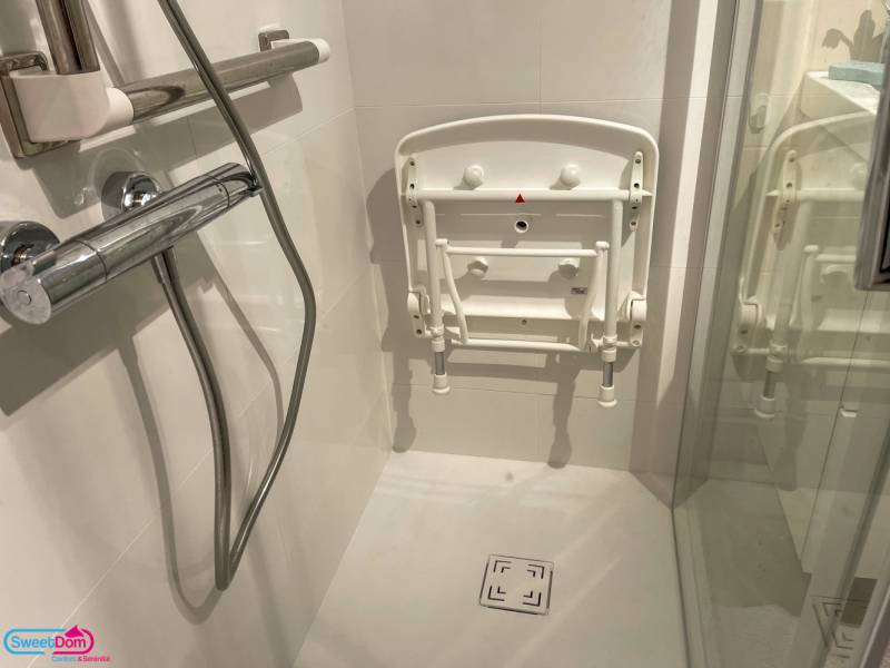 Adapter la douche avec un siège rabattable dans la salle de bains à Boulogne-Billancourt (92)