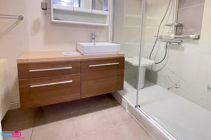 Avoir une grande douche dans sa nouvelle salle d'eau à Paris (75018)