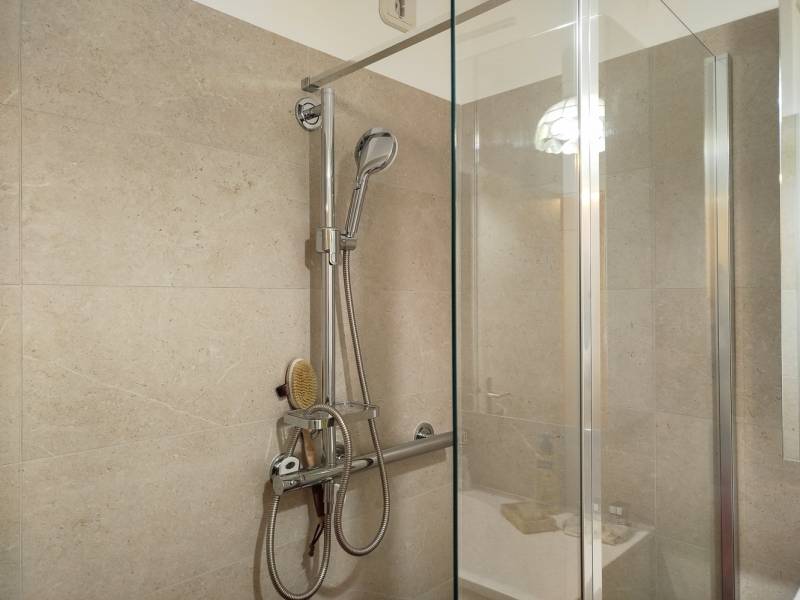 Une douche équipée du Onyx Combo d'AKW à Saint-Cloud (92210)