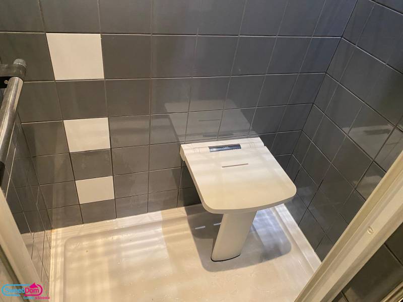 Installation d'un siège dans une douche existante
