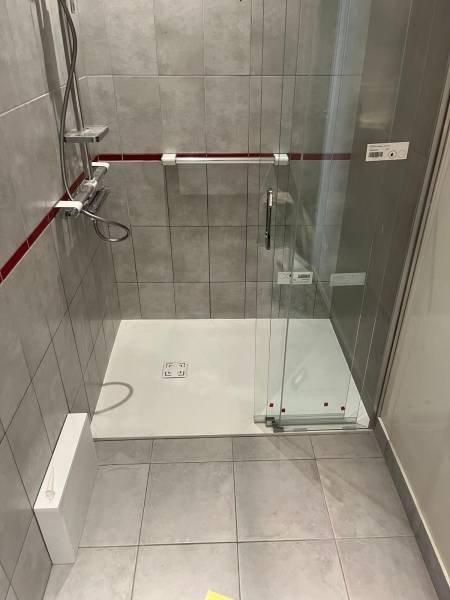 Installer une douche PMR avec des équipements adaptés