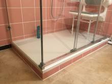 Hauteur de marche réduite pour une douche adaptée à Arcueil (94)