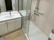 Utiliser une douche accessible et un sol antidérapant à Paris (75011)