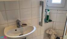 Installer une barre d'appui à proximité du lavabo pour plus d'accessibilité à Paris (75020)