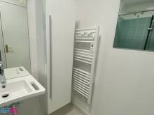 Installer un meuble colonne blanc et un sèche-serviettes à Vincennes (94300)