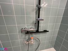 Barre en T dans la douche