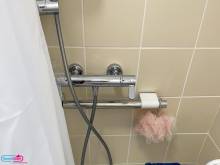 Équiper sa douche avec une barre en L et de la faïence colorée à Paris (75009) 