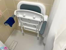 Sécuriser sa douche avec un siège avec dossier et accoudoirs à Paris (75009)