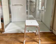 Avoir un tabouret mobile pour sa douche
