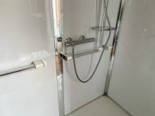 Équipements de la cabine de douche avec barres d'appui et mitigeur thermostatique (92036)