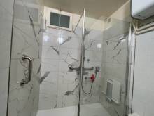 Remplacement de baignoire par une douche sécurisée et moderne avec des barres d’appui verticales et horizontales à Boulogne‑Billancourt (92100)