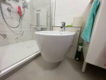 Remplacement de baignoire par une douche sécurisée et moderne avec des barres d’appui verticales et horizontales à Boulogne‑Billancourt (92100)