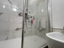 Remplacement de baignoire par une douche sécurisée et moderne avec des barres d’appui verticales et horizontales à Boulogne‑Billancourt (92100)