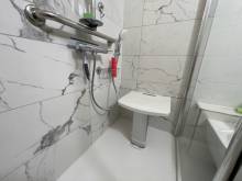 Remplacement de baignoire par une douche sécurisée et moderne avec des barres d’appui verticales et horizontales à Boulogne‑Billancourt (92100)