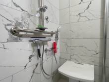 Remplacement de baignoire par une douche sécurisée et moderne avec des barres d’appui verticales et horizontales à Boulogne‑Billancourt (92100)