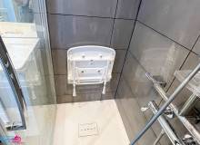 Pose d'un carrelage foncé dans la douche de la salle d'eau à Arnouville (95)