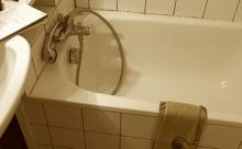 Ancienne salle de bains avec baignoire (75015)