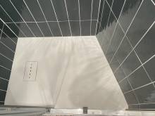Douche design découpée sur-mesure pour la salle d'eau (75015)