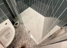 Douche sur-mesure adaptée à la pièce et WC suspendu (75015)