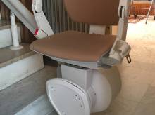 Vue de face de l'assise du monte-escalier (78000)